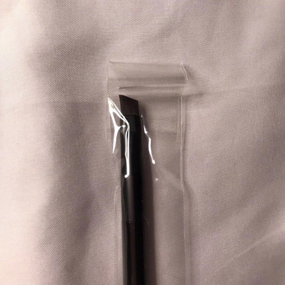 NWT | NYX Pro Angled Brush For Eyebrows & Eyeliner Application PRO Brush 19 - Picture 2 of 3
